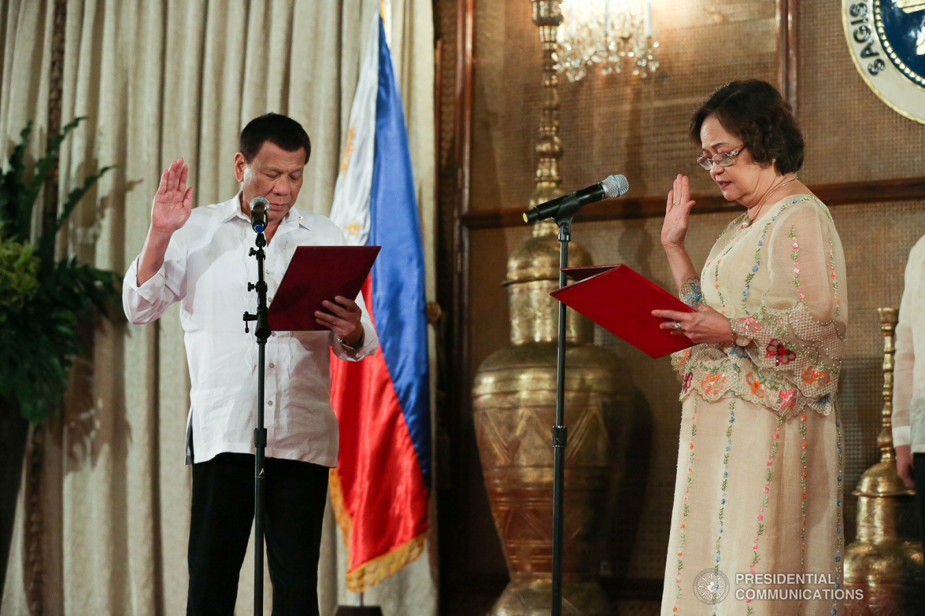 President Rodrigo Roa Duterte administers the oath of newly-appointed Supreme Court Chief Justice Teresita Leonardo-De Castro during a ceremony held at the Malacañan Palace on August 31, 2018. SIMEON CELI JR./PRESIDENTIAL PHOTO