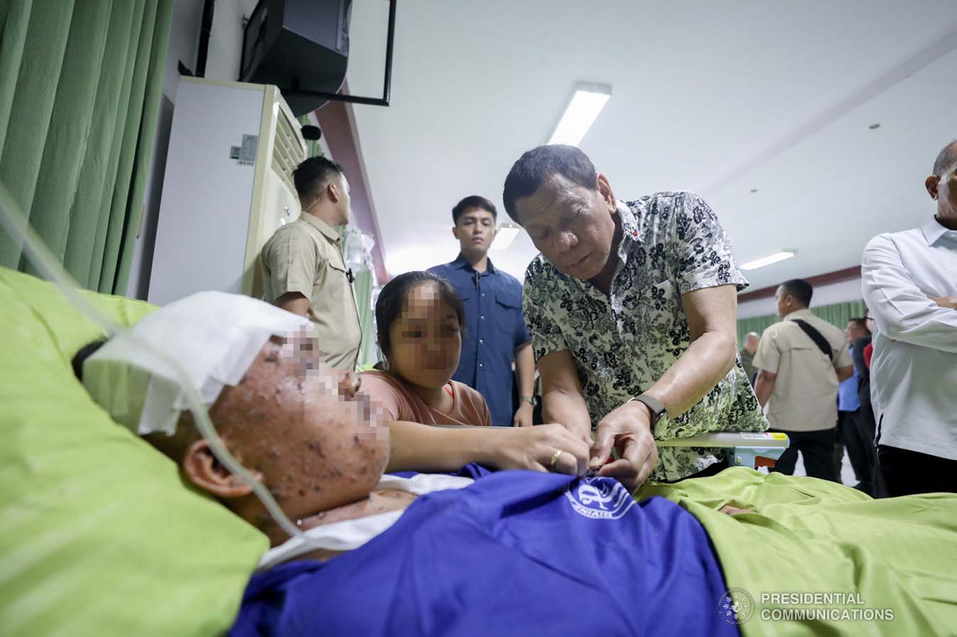 President Rodrigo Roa Duterte confers the Order of Lapu-Lapu Rank of Kampilan on one of the wounded law enforcers he visited at the Divine Word Hospital in Tacloban City on November 15, 2019. ACE MORANDANTE/PRESIDENTIAL PHOTO