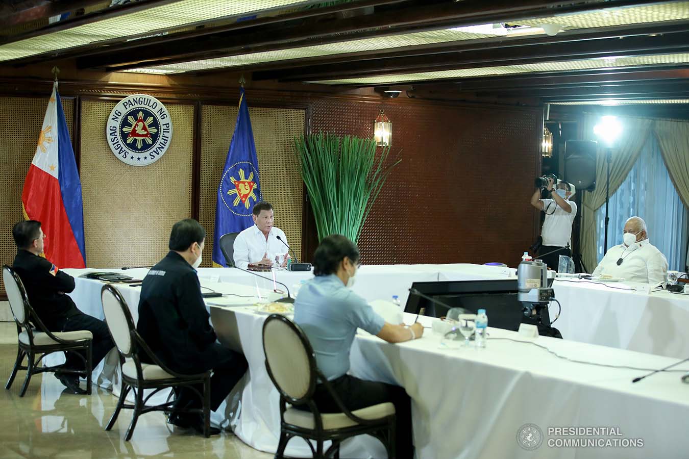 President Rodrigo Roa Duterte presides over a meeting with the Inter-Agency Task Force on the Emerging Infectious Diseases (IATF-EID) core members at the Malacañan Palace on January 6, 2022. ROBINSON NIÑAL/ PRESIDENTIAL PHOTO
