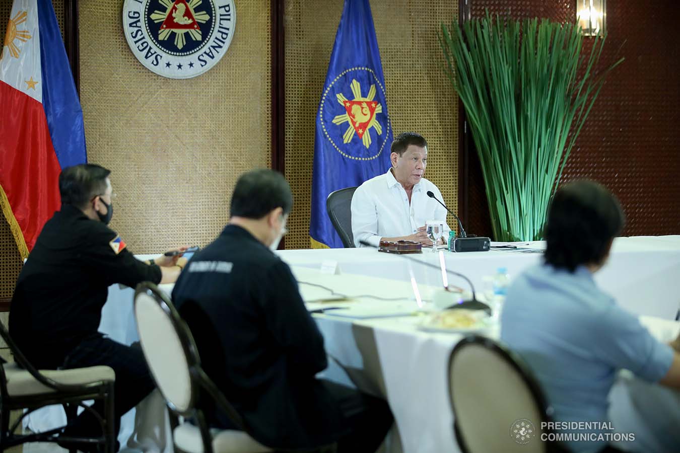 President Rodrigo Roa Duterte presides over a meeting with the Inter-Agency Task Force on the Emerging Infectious Diseases (IATF-EID) core members at the Malacañan Palace on January 6, 2022. ROBINSON NIÑAL/ PRESIDENTIAL PHOTO